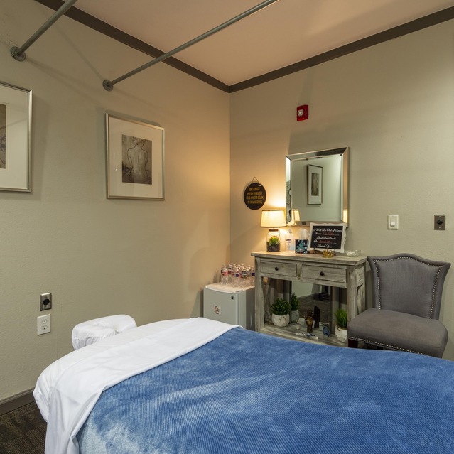 Instrata Upper Kirby - Cozy Bedroom
