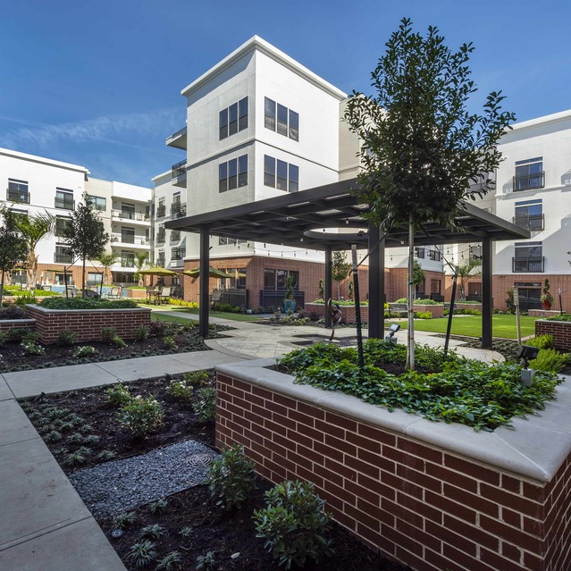 Instrata Upper Kirby - Modern residential courtyard
