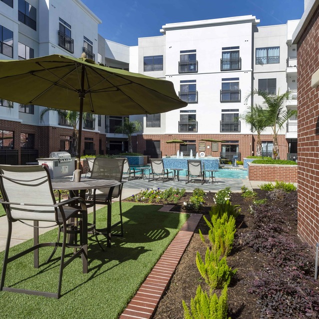 Instrata Upper Kirby - Courtyard