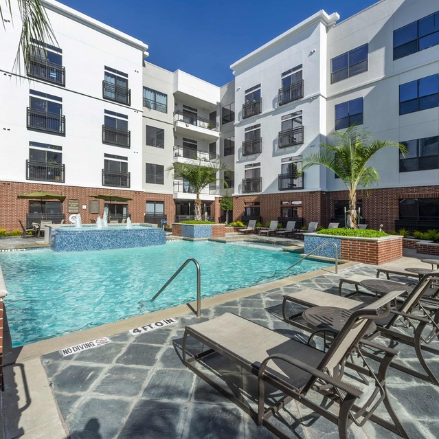 Instrata Upper Kirby - Modern apartment pool courtyard