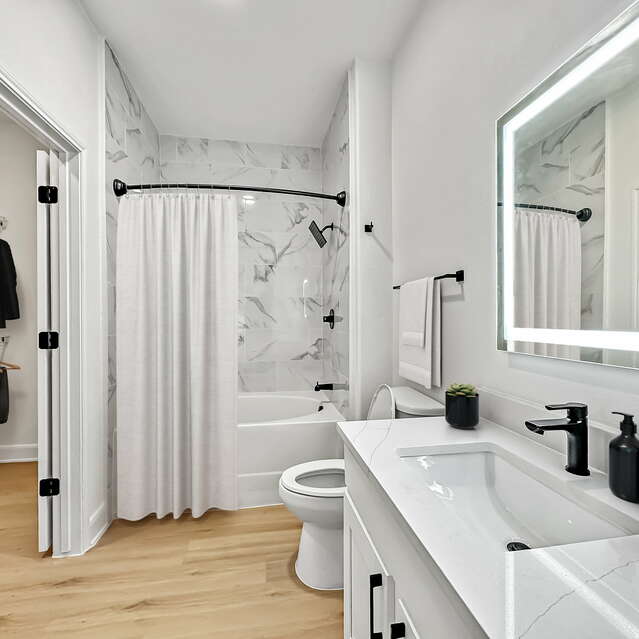 Instrata Upper Kirby - Modern bathroom with walk-in closets