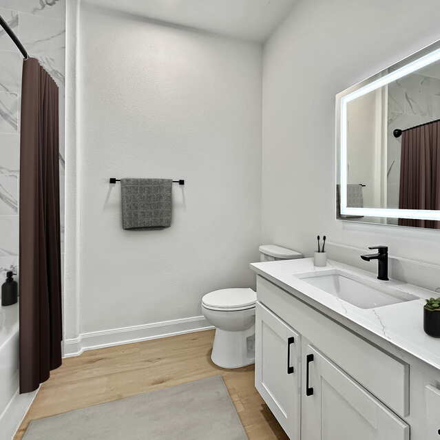 Instrata Upper Kirby - Modern bathroom
